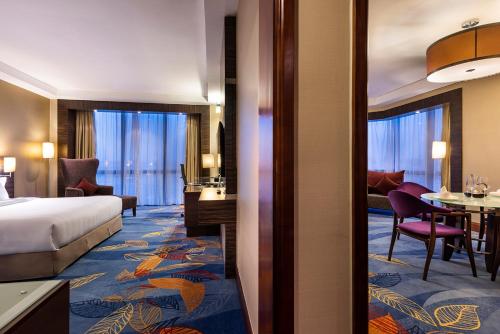 Suite Premier con cama extragrande del hotel Beijing Peace. Foto 3