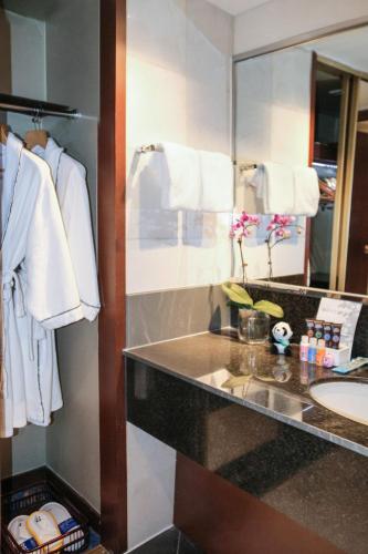 Deluxe King with Sofa Bed del hotel Beijing Peace. Foto 3