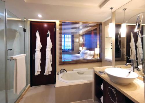 Suite Executive de 1 dormitorio del hotel Radisson Collection Hyland Shanghai. Foto 6