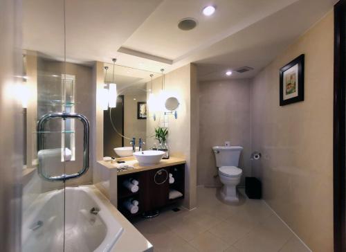 Suite Executive de 1 dormitorio del hotel Radisson Collection Hyland Shanghai. Foto 9