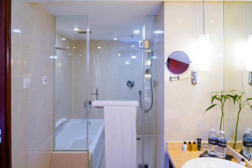 Suite Executive de 1 dormitorio del hotel Radisson Collection Hyland Shanghai. Foto 10