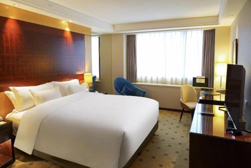 Suite Executive de 1 dormitorio del hotel Radisson Collection Hyland Shanghai. Foto 11