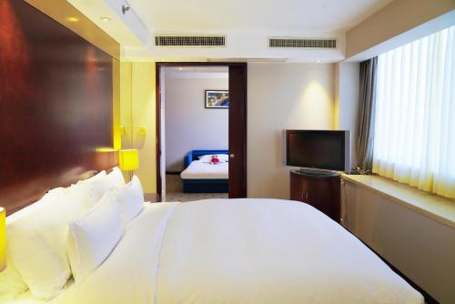 Suite Familiar del hotel Radisson Collection Hyland Shanghai. Foto 8