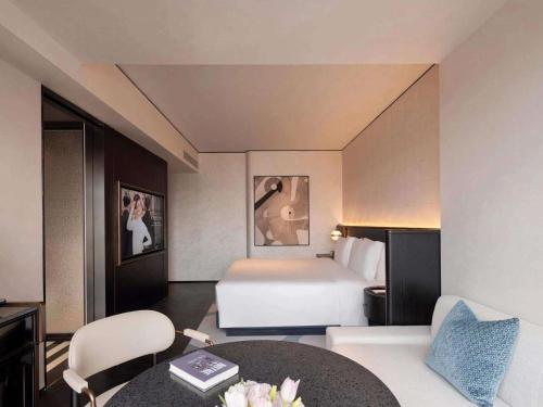 HABITACIÓN CLUB DE LUJO, Acceso Club Millesime, 1 Cama King Size, Vistas a la Ciudad del hotel Sofitel Shanghai North Bund. Foto 4