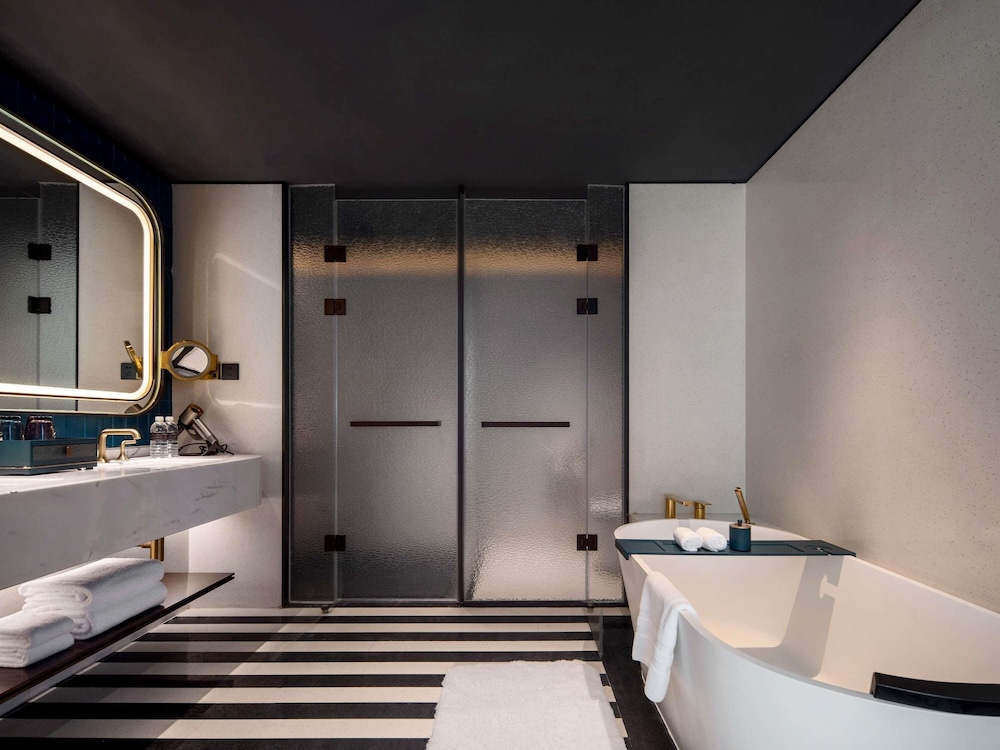SUITE PRESTIGE con una Cama King Size y Acceso Club Millésime del hotel Sofitel Shanghai North Bund. Foto 1