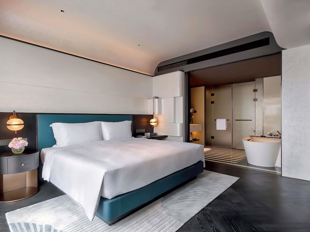 SUITE PRESTIGE con una Cama King Size y Acceso Club Millésime del hotel Sofitel Shanghai North Bund. Foto 2