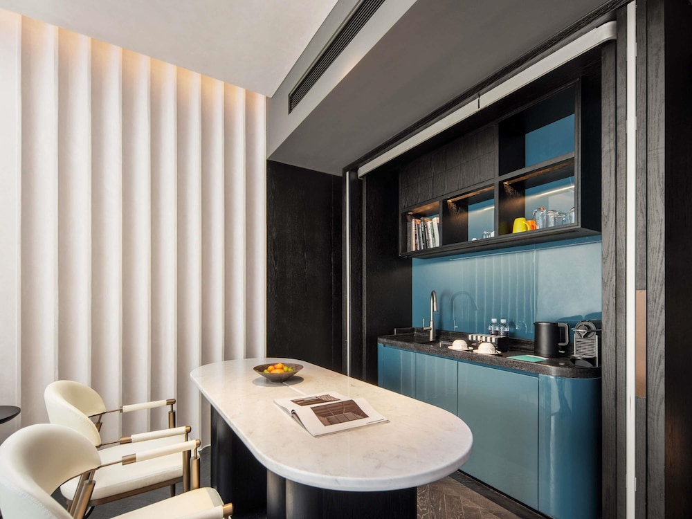SUITE OPERA con una Cama King Size y Acceso Club Millésime del hotel Sofitel Shanghai North Bund. Foto 12
