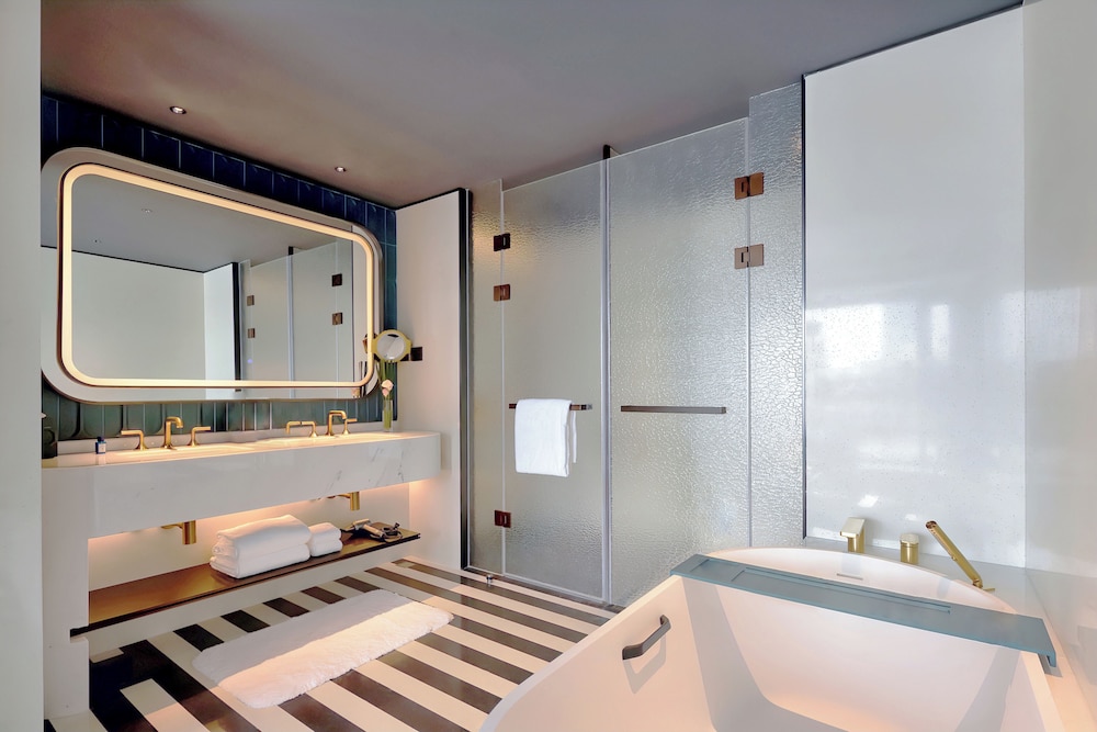 SUITE OPERA con una Cama King Size y Acceso Club Millésime del hotel Sofitel Shanghai North Bund. Foto 14