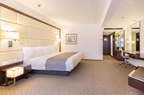 Habitación Executive Club Superior del hotel Regal Airport. Foto 4