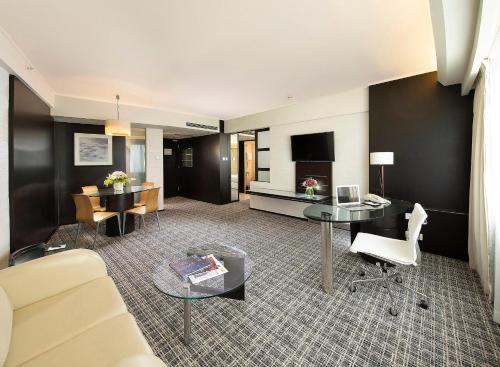 Suite Deluxe del hotel Regal Airport. Foto 1