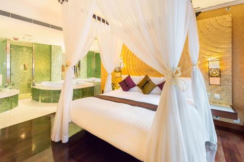 Suite Spa del hotel Regal Airport. Foto 1