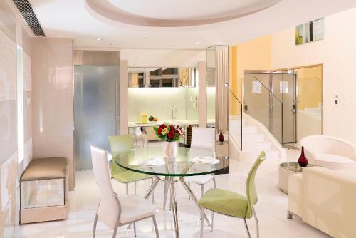 Suite Duplex del hotel Regal Airport. Foto 5