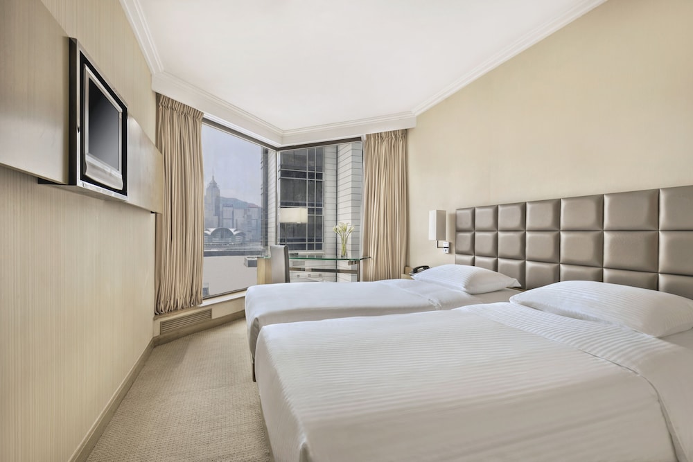 Habitación con vista lateral al puerto del hotel The Kowloon. Foto 1