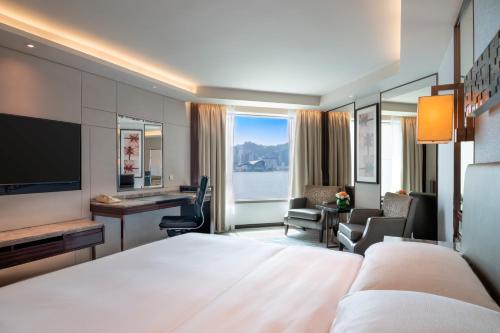 Habitación Clásica con vistas al puerto y al perfil urbano - 1 cama extragrande del hotel Intercontinental Grand Stanford Hong Kong, An Ihg