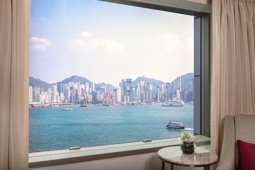 Habitación Club InterContinental con vistas al puerto Victoria y acceso al salón executive - 1 cama extragrande del hotel Intercontinental Grand Stanford Hong Kong, An Ihg. Foto 4