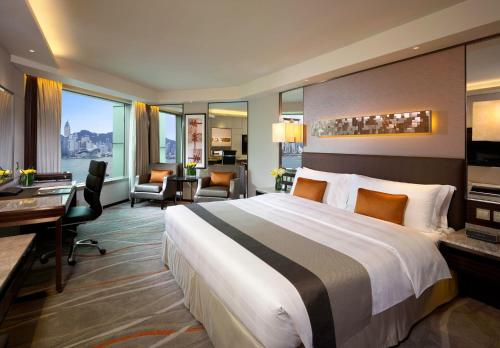 Habitación Club InterContinental con vistas al puerto y al perfil urbano y acceso al salón executive - 1 cama extragrande del hotel Intercontinental Grand Stanford Hong Kong, An Ihg. Foto 4