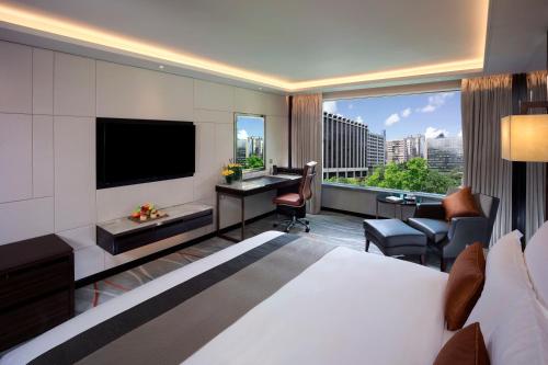 Habitación Clásica con cama extragrande y vistas a la ciudad del hotel Intercontinental Grand Stanford Hong Kong, An Ihg. Foto 1