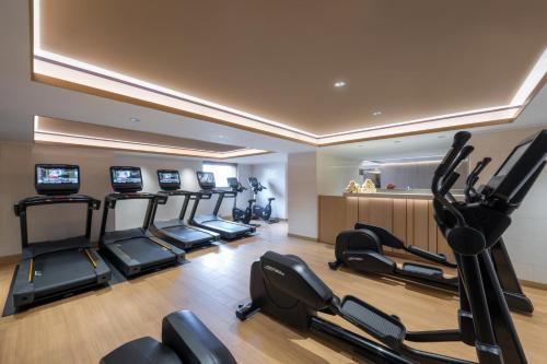 Habitación Doble Clásica con vistas al puerto Victoria - 2 camas del hotel Intercontinental Grand Stanford Hong Kong, An Ihg. Foto 3