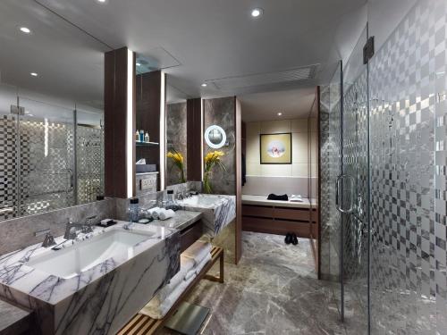 King Suite with Victoria Harbour View del hotel Intercontinental Grand Stanford Hong Kong, An Ihg. Foto 5
