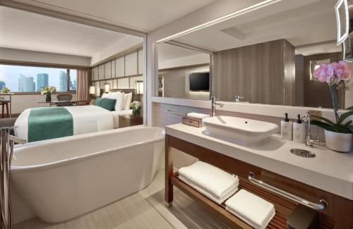 Habitación Pacific Club con vistas a la bahía del puerto deportivo y acceso al salón - Planta superior del hotel Pan Pacific Singapore. Foto 4