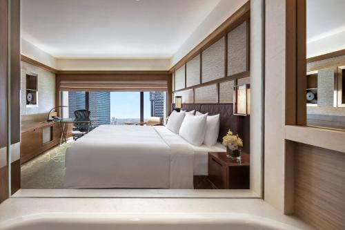 Habitación Panorámica Deluxe con vistas a la ciudad - Planta superior del hotel Pan Pacific Singapore. Foto 4