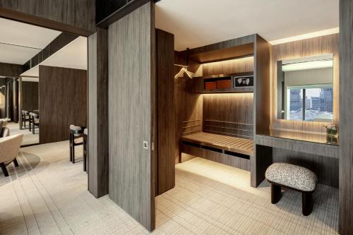 Suite Premier con cama extragrande, vistas a la ciudad y acceso al salón del hotel Pan Pacific Singapore. Foto 3