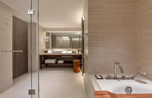 Suite Premier con cama extragrande, vistas a la ciudad y acceso al salón del hotel Pan Pacific Singapore. Foto 4