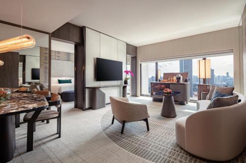 Suite Premier con cama extragrande, vistas a la ciudad y acceso al salón del hotel Pan Pacific Singapore. Foto 5