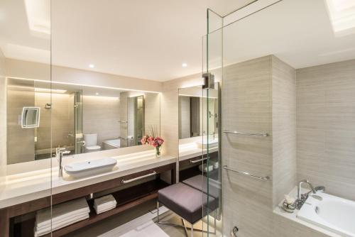 Suite Skyline con vistas a la ciudad y acceso al salón - Planta alta del hotel Pan Pacific Singapore