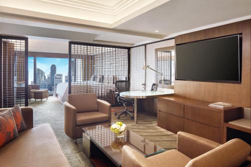 Estudio Pacific Club con cama extragrande, vistas a la bahía del puerto deportivo y acceso al salón - Planta superior del hotel Pan Pacific Singapore