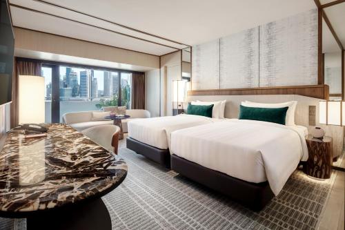 Habitación Premier Marina Bay de 2 habitaciones comunicadas con vistas a la bahía del puerto deportivo del hotel Pan Pacific Singapore. Foto 3