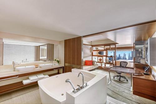 Estudio Pacific Club Select con cama extragrande, vistas a la bahía del puerto deportivo y acceso al salón - Planta superior del hotel Pan Pacific Singapore