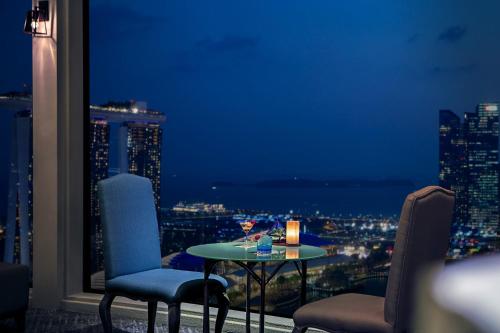 Estudio Pacific Club Select con cama extragrande, vistas a la bahía del puerto deportivo y acceso al salón - Planta superior del hotel Pan Pacific Singapore. Foto 4
