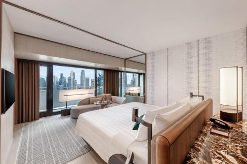 Alojamiento Marina Bay Executive con cama extragrande y vistas a Marina Bay - Planta superior del hotel Pan Pacific Singapore
