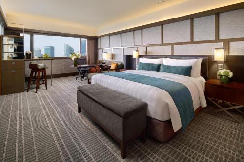 Habitación Pacific Club de 2 dormitorios con habitaciones comunicadas, vistas a la bahía del puerto deportivo y acceso al salón - Planta alta del hotel Pan Pacific Singapore