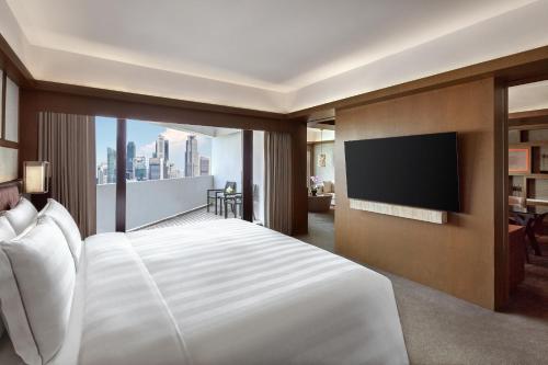 Suite Panorámica con vistas a Marina Bay y acceso al salón - Planta superior del hotel Pan Pacific Singapore