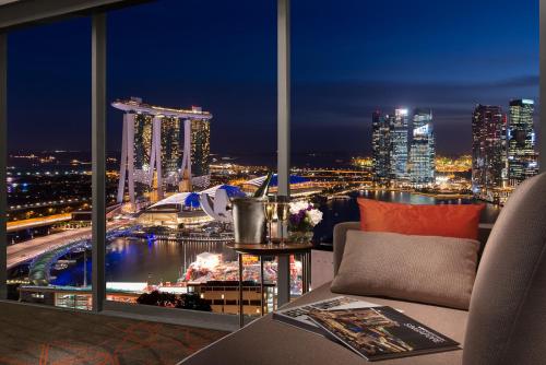 Suite Panorámica con vistas a Marina Bay y acceso al salón - Planta superior del hotel Pan Pacific Singapore. Foto 1