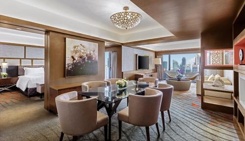 Suite Panorámica con vistas a Marina Bay y acceso al salón - Planta superior del hotel Pan Pacific Singapore. Foto 4