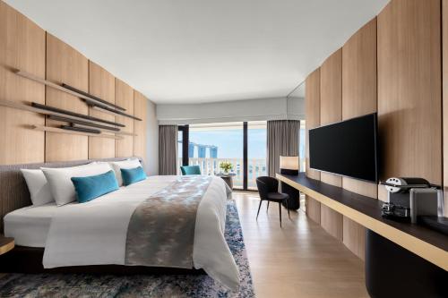 Habitación Marina Bay Collection con cama extragrande del hotel Parkroyal Collection Marina Bay, Singapore. Foto 7