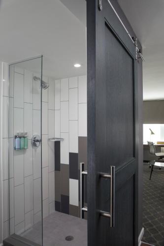 Habitación con cama extragrande - Adaptada para personas de movilidad reducida del hotel The Fifty Sonesta Hotel New York. Foto 4