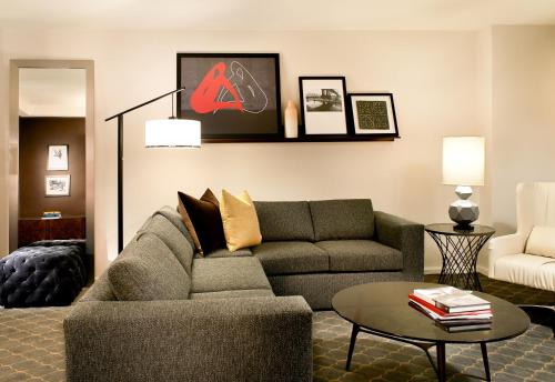 Habitación cuádruple 1 Cama king del hotel The Fifty Sonesta Hotel New York