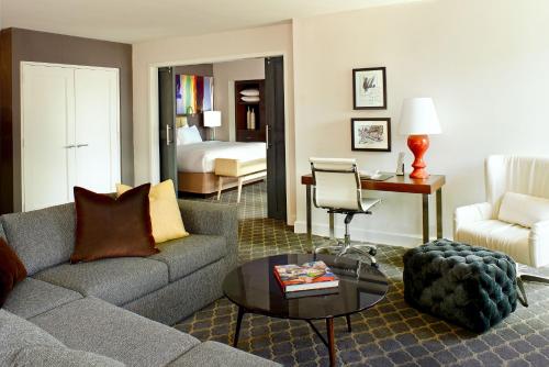 Habitación cuádruple 1 Cama king del hotel The Fifty Sonesta Hotel New York. Foto 2