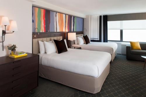 Suite Junior con 2 camas dobles del hotel The Fifty Sonesta Hotel New York. Foto 2