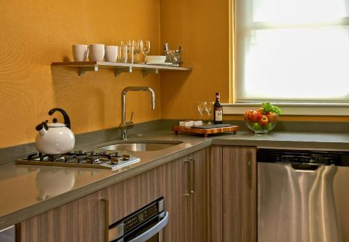 Suite Junior del hotel The Fifty Sonesta Hotel New York. Foto 3