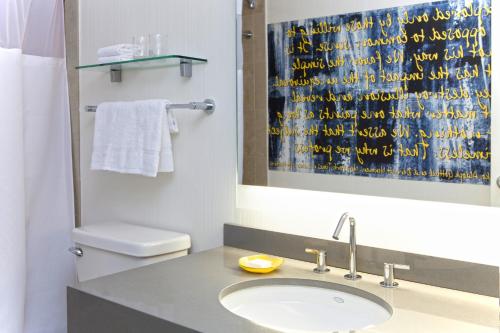 Suite Junior con 2 camas dobles del hotel The Fifty Sonesta Hotel New York. Foto 1