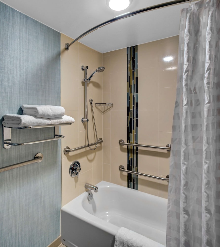 Habitación accesible con cama King y bañera (con sofá - cama) del hotel Hyatt Place Memphis Primacy Park. Foto 4