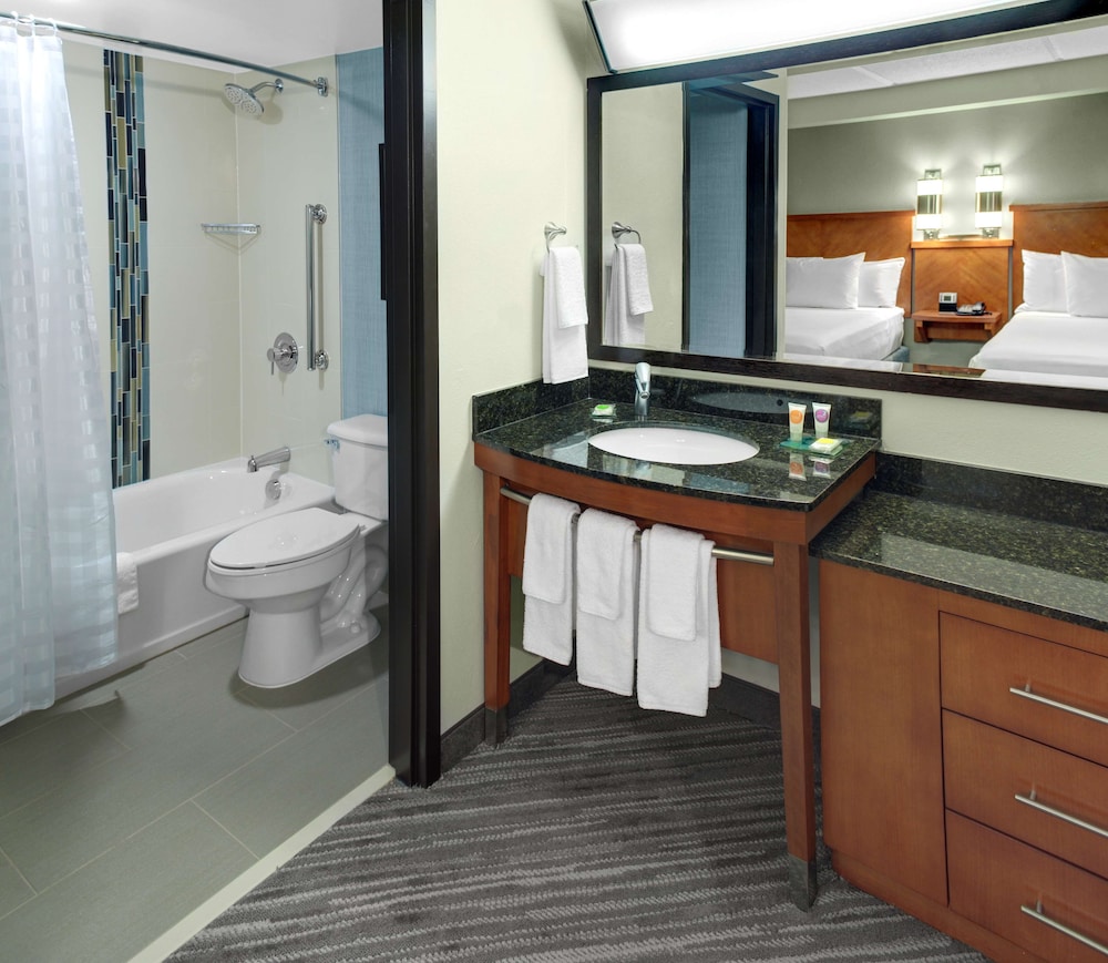 Habitación especial con dos camas dobles (con sofá - cama) del hotel Hyatt Place Memphis Primacy Park. Foto 4