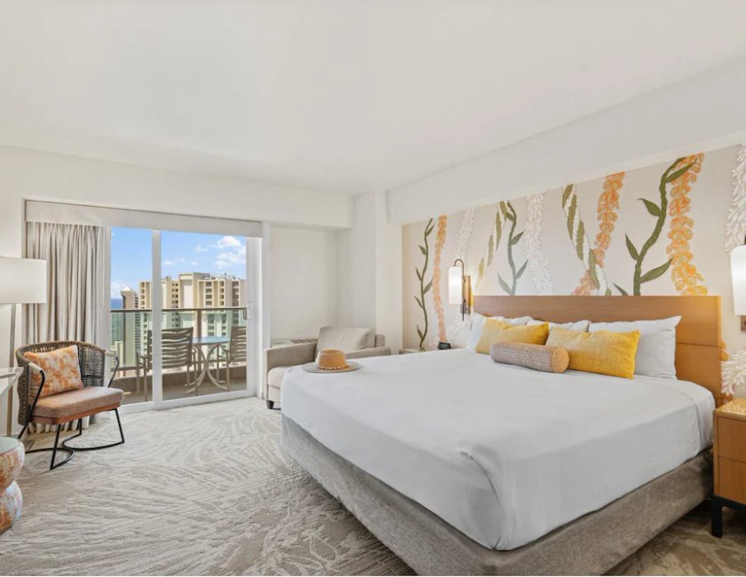 Habitación Waikiki Tower con vista parcial al océano, cama King del hotel Ala Moana Honolulu by Mantra. Foto 1