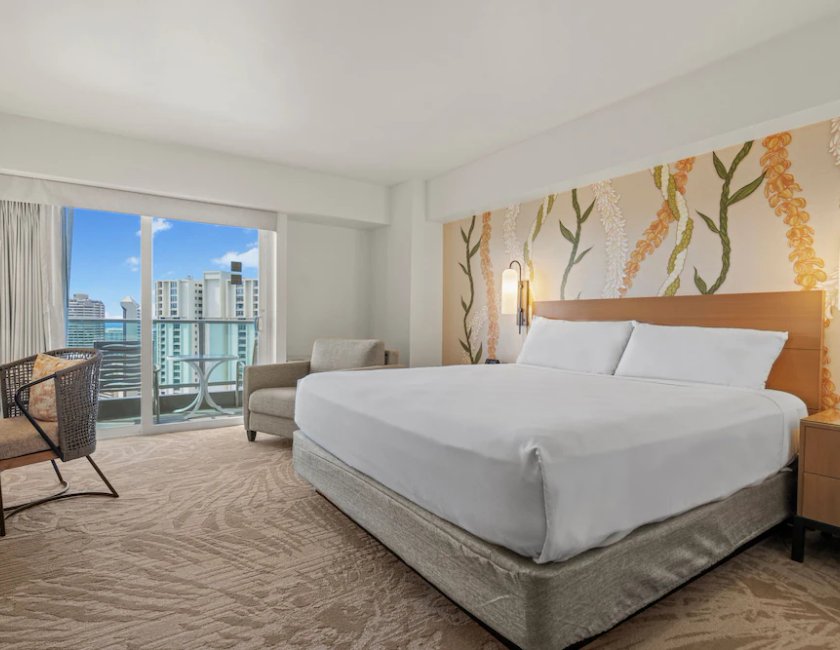 Habitación Waikiki Tower con vistas a la ciudad y montaña, cama King del hotel Ala Moana Honolulu by Mantra. Foto 5