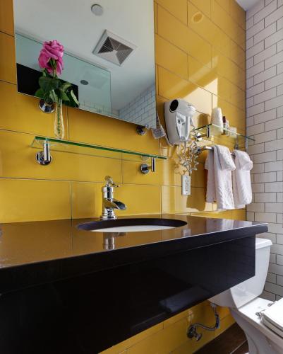 Habitación Doble Estándar con 2 camas grandes del hotel Sohotel. Foto 3